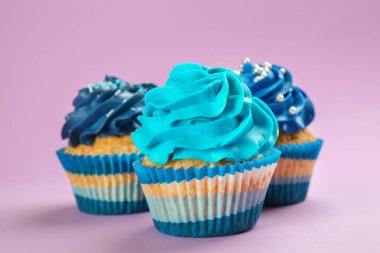 Renkli arka planda lezzetli kekler