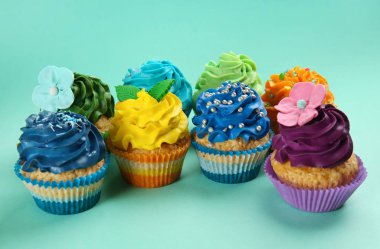 Renkli arka planda lezzetli kekler