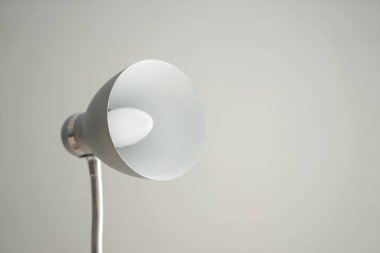 Gri arka plan üzerinde şık masa lambası
