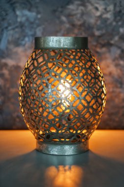 Gri masada güzel dekoratif fener