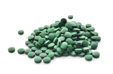 Spirulina tablet beyaz arka plan üzerinde