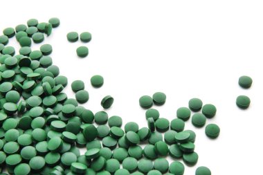 Spirulina tablet beyaz arka plan üzerinde
