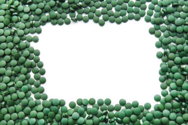 Spirulina tablet beyaz arka plan üzerinde çerçeve yaptı