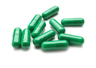 Beyaz arka plan üzerinde Spirulina Kapsül