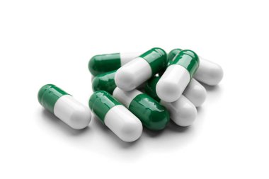 Beyaz arka plan üzerinde Spirulina Kapsül