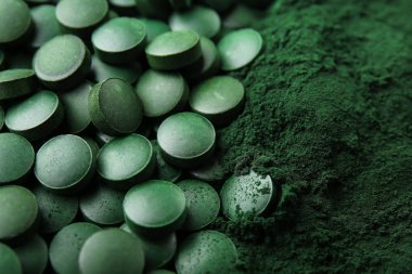 Spirulina tablet toz, closeup ile
