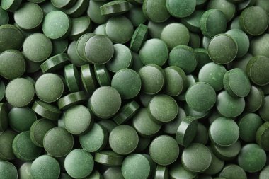 Spirulina tabletleri, üstten görünüm