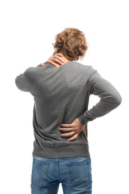 Beyaz arka planda sırt ağrısı çeken genç bir adam.