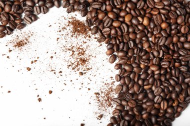 Beyaz arka planda kavrulmuş kahve çekirdekleri