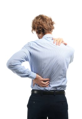 Beyaz arka planda sırt ağrısı çeken genç bir adam.