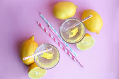 Renk arka plan üzerinde limonlu su bardak