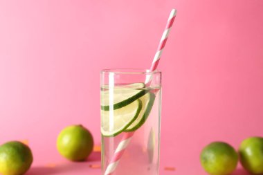 Renk arka plan üzerinde limonlu su