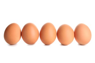 Beyaz arka planda çiğ kahverengi tavuk yumurtası.