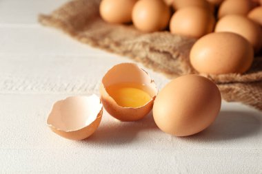 Kırık ve beyaz masaya bütün tavuk yumurta