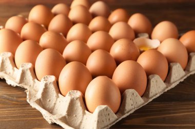 Çiğ tavuk yumurta karton Pack ahşap tablo