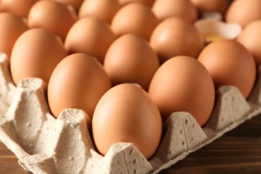 Çiğ tavuk yumurta karton paketinde, portre