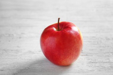 Ahşap masa lambası olgun lezzetli elma