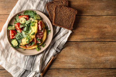 Pastırma ve plaka üzerinde sebze ile lezzetli omlet