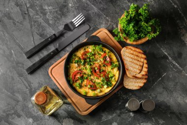 Gri masada lezzetli omlet ile pan