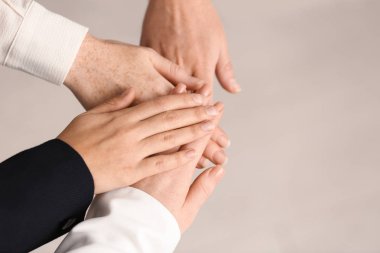 Eller birlikte ışık arka plan üzerine koyarak insanların