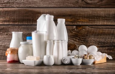 Ahşap Masa farklı süt ürünleri