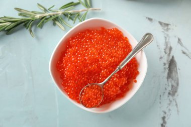 Kase ve kaşık masa lambası üzerinde lezzetli kırmızı havyar ile