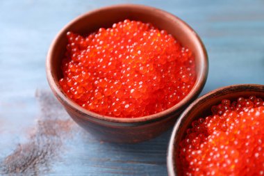 Kase lezzetli kırmızı havyar rengi ahşap tablo ile