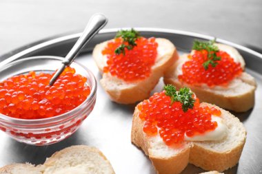 Lezzetli kırmızı havyar ve metal tepsi, closeup sandviç ile kase