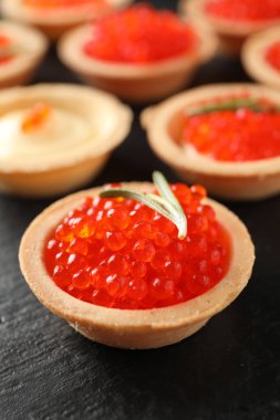 Kayrak plaka, closeup üzerinde kırmızı havyar ile leziz kanepeler