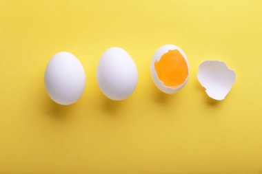 Kırık ve renk arka plan üzerinde bütün tavuk yumurta