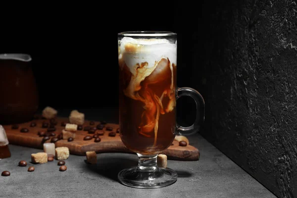 Glasschale Mit Kaltem Kaffee Auf Grauem Tisch — Stockfoto