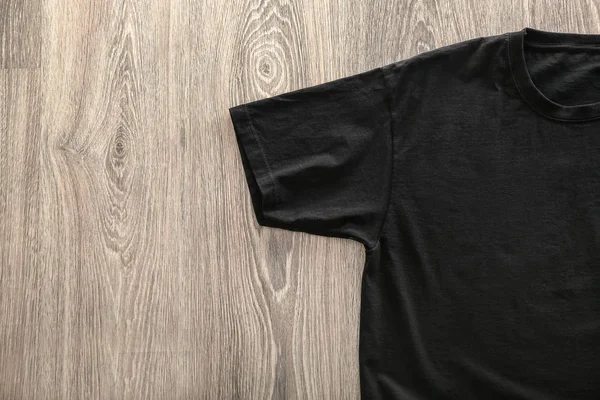 Camiseta Negra Blanco Sobre Fondo Madera —  Fotos de Stock