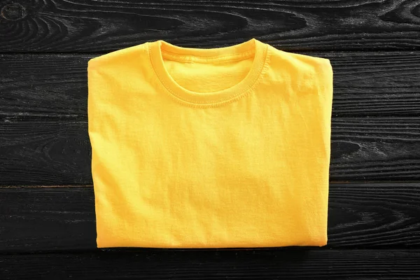 Κενό Κίτρινο Shirt Φόντο Ξύλινη — Φωτογραφία Αρχείου