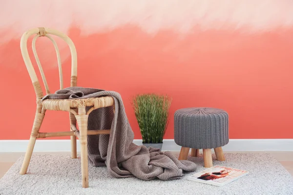 ピンクの壁の近くのオットマンと木製の椅子 — ストック写真