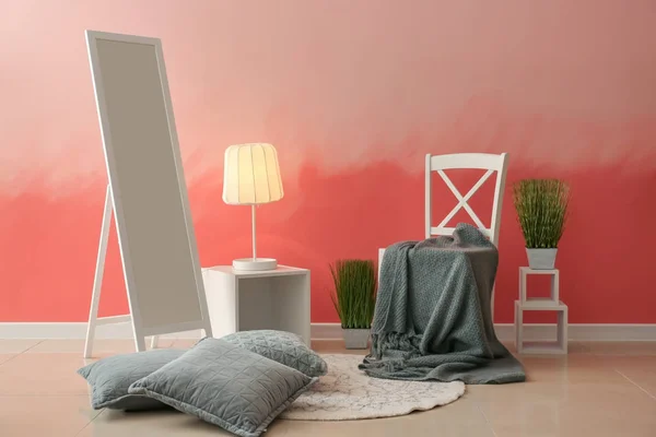 Kursi Nyaman Dengan Cermin Besar Dekat Dinding Merah Muda — Stok Foto