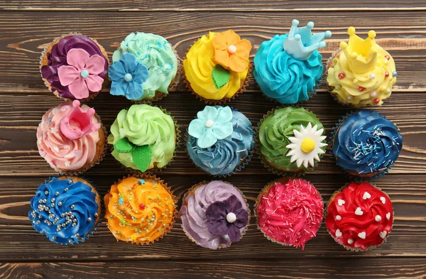 Köstliche Bunte Cupcakes Auf Hölzernem Hintergrund — Stockfoto