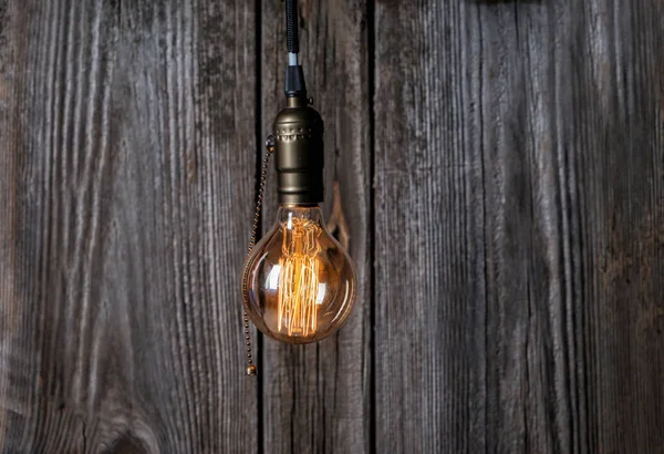 Gloeiende Gloeilamp Houten Achtergrond — Stockfoto