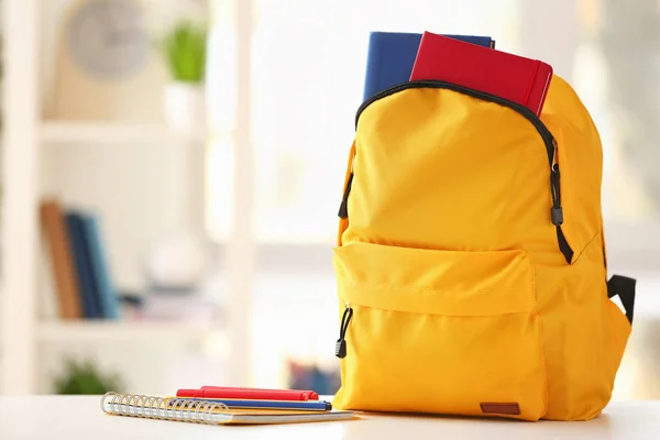 Sac Dos Avec Fournitures Scolaires Sur Table Blanche — Photo