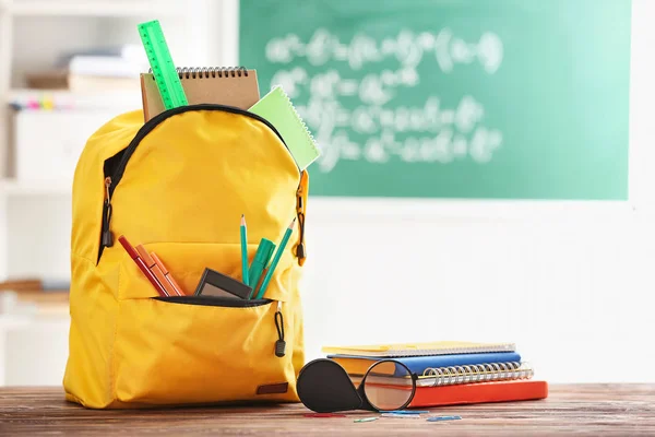 Mochila Con Útiles Escolares Mesa Madera — Foto de Stock