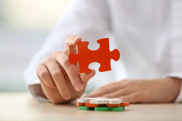 Vrouw Met Stukken Van Kleur Puzzel Aan Tafel Close — Stockfoto