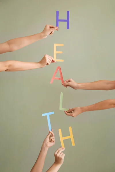 Jeunes Femmes Faisant Mot Santé Avec Des Lettres Sur Fond — Photo