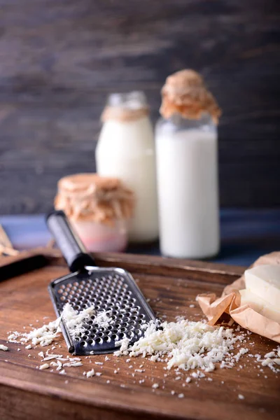 Käse Mit Reibe Auf Holzbrett — Stockfoto