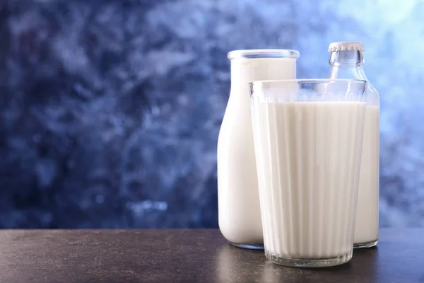 Melkproducten Grijze Tafel Tegen Een Achtergrond Met Kleur — Stockfoto