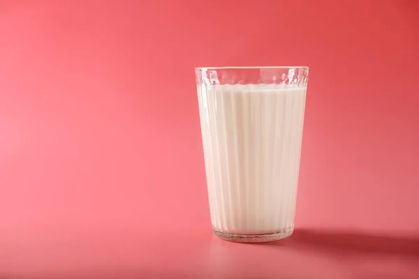ミルク色の背景上のガラス — ストック写真