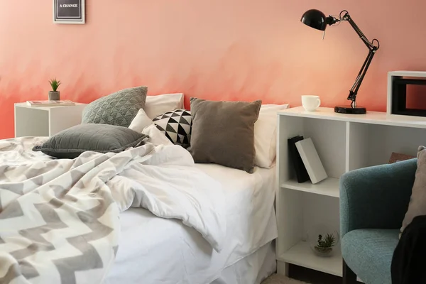 Innenraum Des Zimmers Mit Bequemem Bett Der Nähe Rosa Wand — Stockfoto