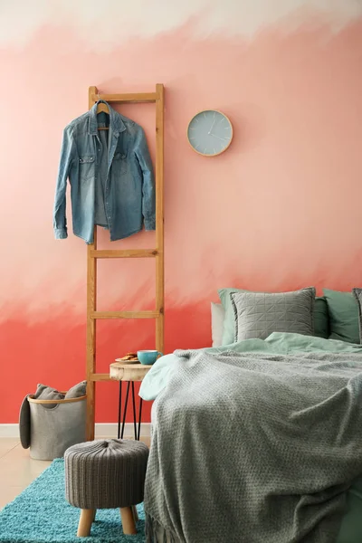 Interieur Van Kamer Met Comfortabel Bed Buurt Van Roze Muur — Stockfoto