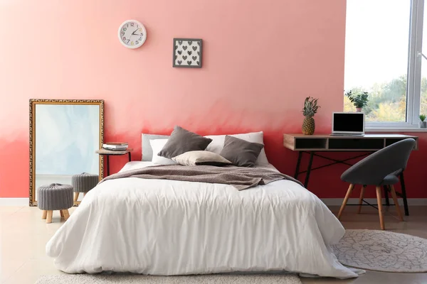 Εσωτερικό Δωμάτιο Άνετο Κρεβάτι Κοντά Ροζ Τοίχο — Φωτογραφία Αρχείου