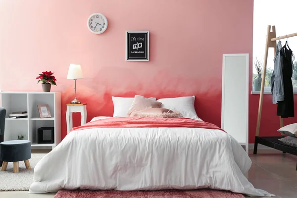 Εσωτερικό Δωμάτιο Άνετο Κρεβάτι Κοντά Ροζ Τοίχο — Φωτογραφία Αρχείου