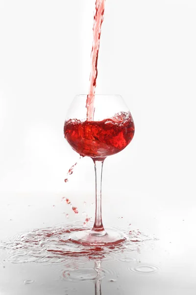 Kırmızı Şarap Cam Içine Beyaz Zemin Üzerine Dökülen — Stok fotoğraf