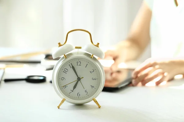 Relógio Alarme Mesa Branca Escritório — Fotografia de Stock